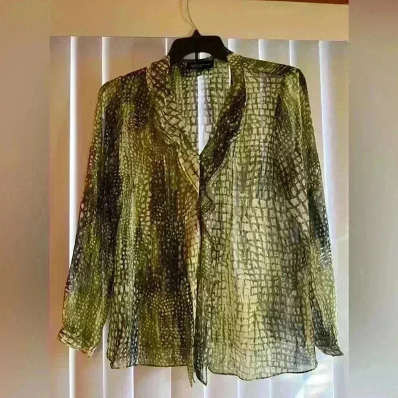 Jones New York animal printed Ruffled button down shirt size 14, like new - Picture 8 of 10